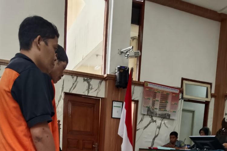 Suwari dan Jumaat saat dengarkan putusan majelis hakim Pengadilan Negeri Lumajang, Selasa (27/5/2025).