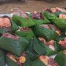 Tekan Sampah Plastik, Warga Sumenep Bungkus Daging Kurban dengan Daun Pisang