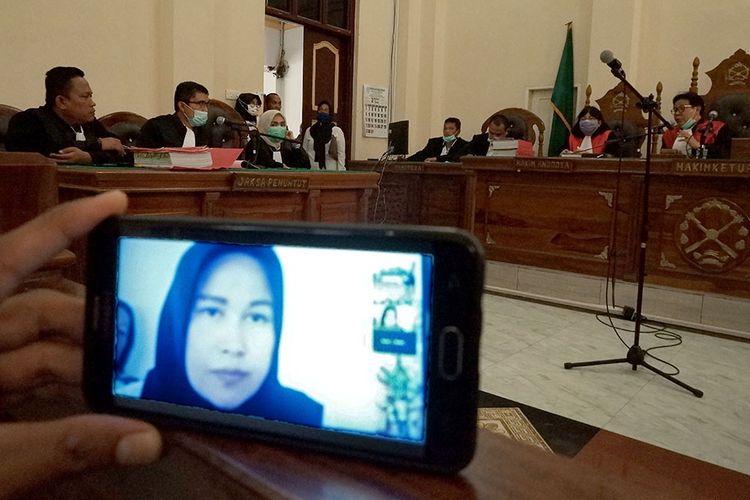 Istri Hakim Pengadilan Negeri Medan Jamaluddin yang menjadi terdakwa kasus pembunuhan, Zuraida Hanum mengikuti sidang perdana dengan cara daring secara langsung di Pengadilan Negeri Medan, Sumatera Utara, Selasa (31/3/2020). Zuraida Hanum yang merupakan istri dari korban seorang hakim PN Medan tersebut adalah salah satu terdakwa atas kasus pembunuhan berencana terhadap suaminya dengan motif permasalahan rumah tangga.