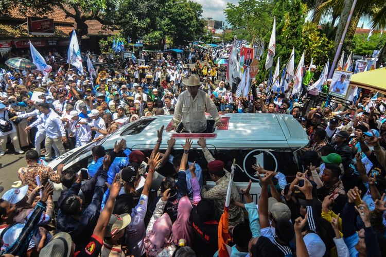 Calon presiden nomor urut 02 Prabowo Subianto menyapa pendukungnya usai melakukan orasi politik pada kampanye terbuka di Lapangan Lokasana, Kabupaten Ciamis, Jawa Barat, Sabtu (6/4/2019). Prabowo Subianto mengajak kepada pendukungnya untuk memenangkan pasangan nomor urut 02 pada Pilpres 17 April mendatang.