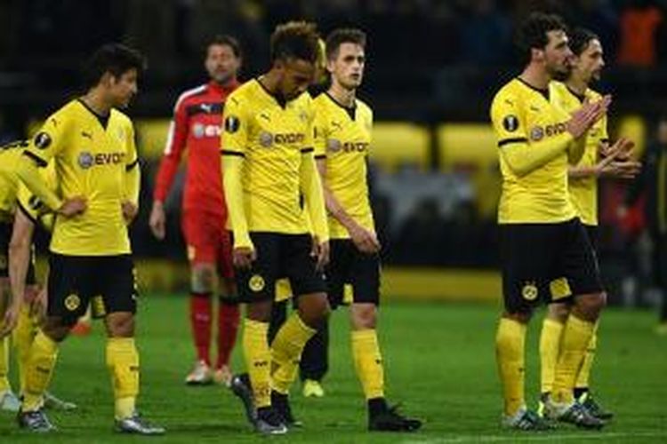 Ekspresi para pemain Borussia Dortmund seusai mengalami kekalahan dari PAOK pada laga pamungkas fase grup Liga Europa di Signal Iduna Park, Kamis (10/12/2015). 