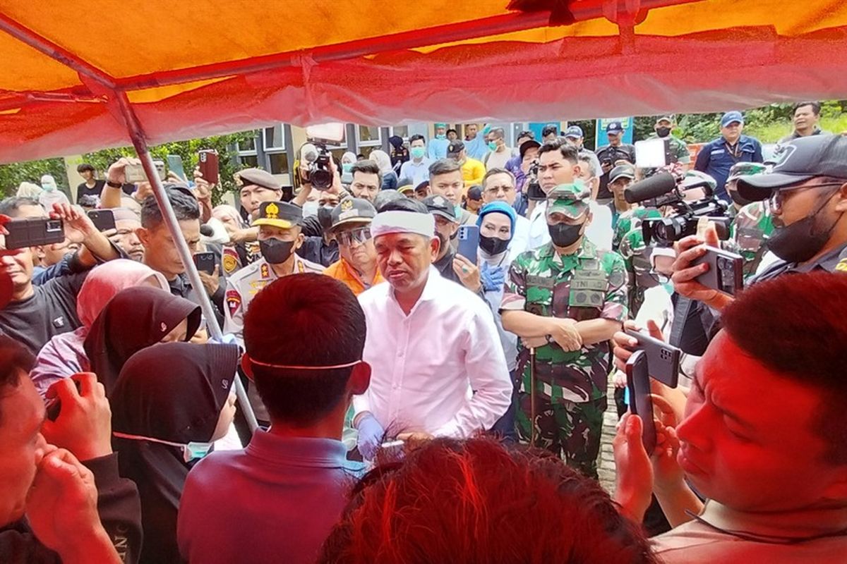 Keluarga korban ledakan amunisi Garut sedang curhat ke Gubernur Jabar Dedi Mulyadi di RSUD Pameumpeuk, Garut, Jawa Barat, Selasa (13/5/2025).