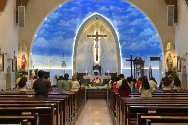 Jemaat Katolik di Gereja Katedral Medan Mendoakan Paus Fransiskus: Pemimpin yang Penuh Kasih dan Toleransi