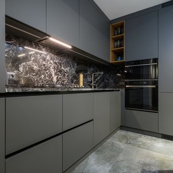 Ilustrasi dapur bernuansa hitam putih yang terlihat mewah