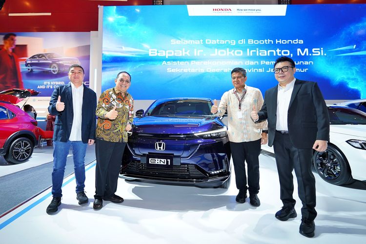 Honda pamerkan Civic hybrid ke publik untuk pertama kalinya pada IIMS Surabaya 2025