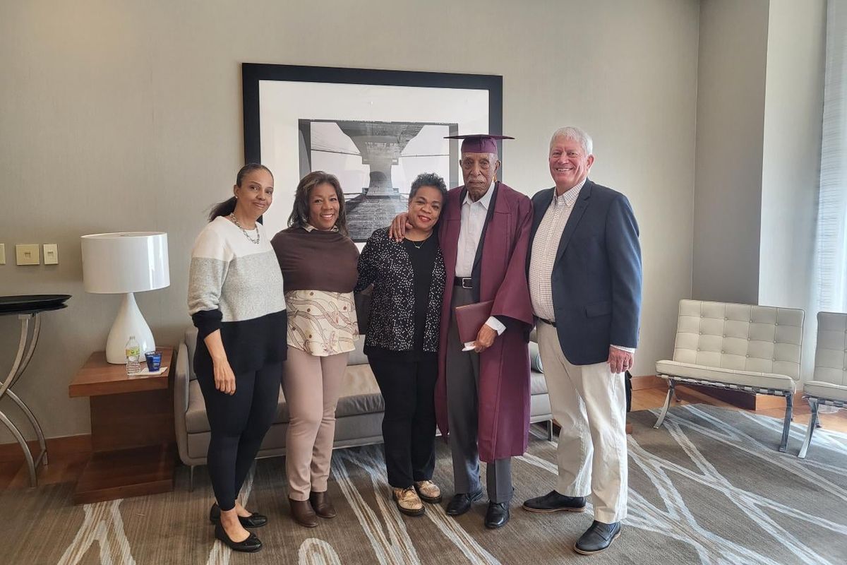 Merrill Pittman Cooper (101) tengah berpose setelah menerima ijazah diploma dari Jefferson County Schools pada tanggal 19 Maret 2022 di Hyatt Regency, Jersey City, AS.