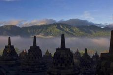 Sinterklas Hibur Tamu Kecil di Candi Borobudur