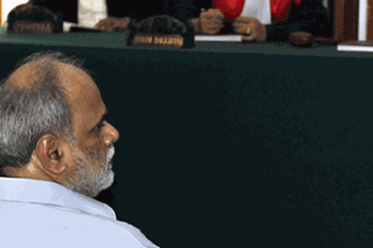 Anand Krishna saat menjalani sidang perdana dalam kasus pelecehan seksual terhadap Tara Pradipta Laksmi di Pengadilan Negeri Jakarta Selatan, Rabu (25/8/2010).