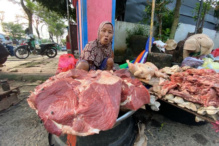 Penjual daging di pasar Gadin Pamekasan menaikkan harga sampai Rp 20.000 per kilo menyambut datangnya Ramadhan.