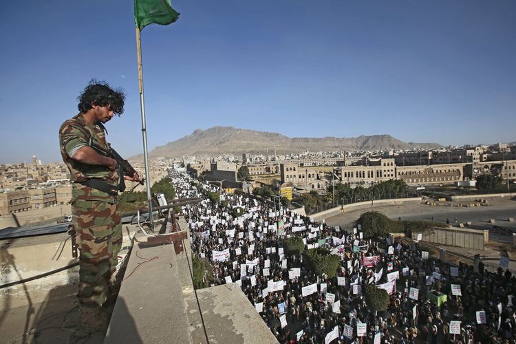 Seorang tentara berjaga-jaga ketika para pendukung Houthi menghadiri demonstrasi menentang Amerika Serikat yang memasukan Houthi sebagai organisasi teroris asing, di Sanaa, Yaman, Senin (25/1/2021).