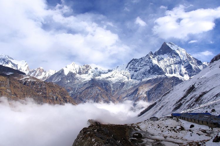 Ilustrasi pegunungan Himalaya dari markas Nepal.