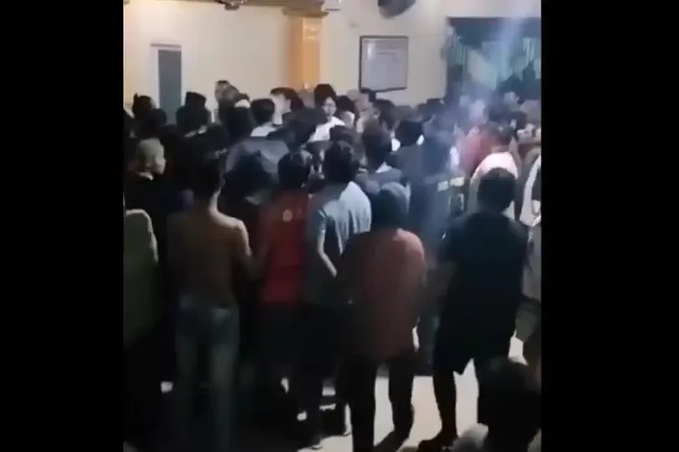 Detik-detik Menegangkan Polisi Selamatkan 2 Terduga Curanmor dari Kepungan Massa di Balai Desa Cirebon