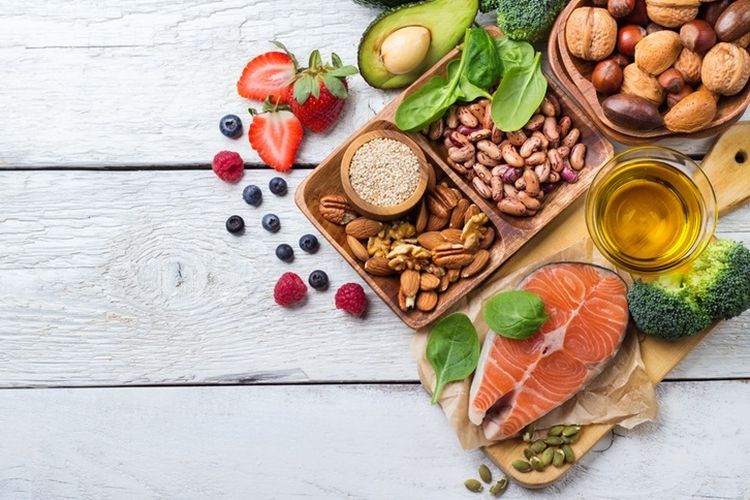 Ilustrasi makanan. Apa yang kamu makan bisa membantumu memiliki jantung sehat. Makanan itu meliputi salmon, kacang-kacangan, dan buah beri. 