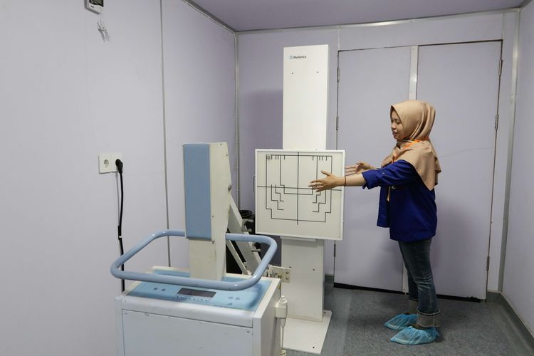 Rumah sakit apung Nusa Waluya II milik doctorSHAREs ( Yayasan Dokter Peduli) tengah berlabuh di Jakarta, Kamis (28/11/2019). DoctorSHAREs adalah lembaga non profit yang fokus menangani layanan kesehatan medis dan bantuan kemanusiaan.