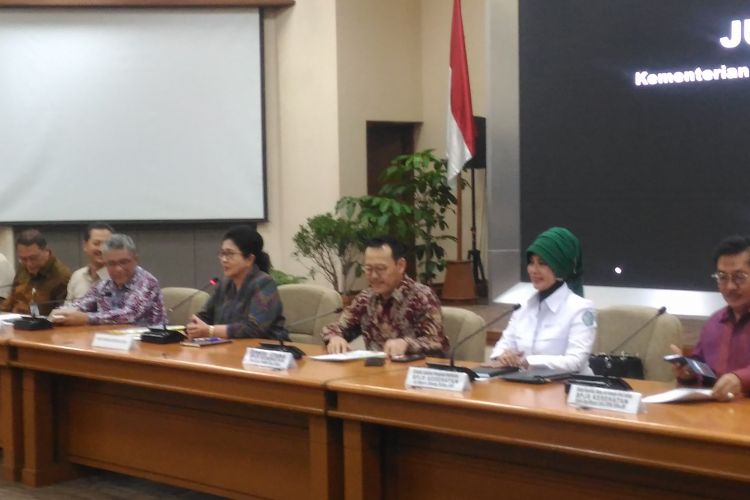 Menteri Kesehatan Nila Farid Moeloek (kelima dari kiri) bersama jajaran BPJS Kesehatan saat jumpa pers di Gedung Kemenkes, Jakarta, Senin (7/1/2019). 