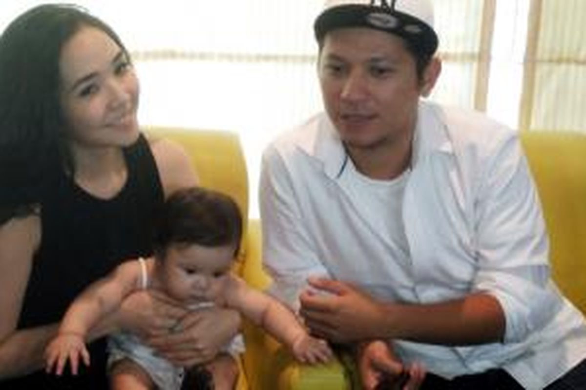 Gisella Anastasia dan Gading Marten, diabadikan bersama putri mereka, Gempita Noura, di Graha Unilever, Gatot Subroto, Jakarta Selatan, Jumat (24/7/2015).