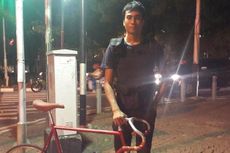 Pengendara Sepeda di Tengah Kemacetan Jakarta