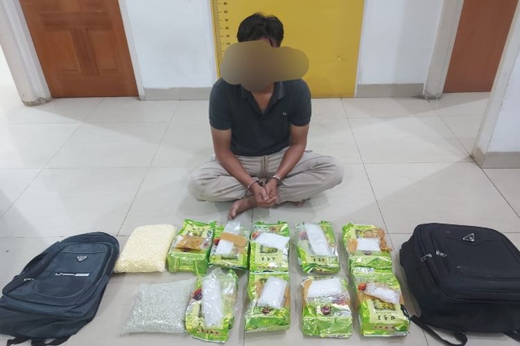 Tersangka JI (37) dan barang bukti 9 kilogram sabu dan 9000 butir pil ekstasi yang disita Ditresnarkoba Polda Riau, Kamis (20/6/2024).
