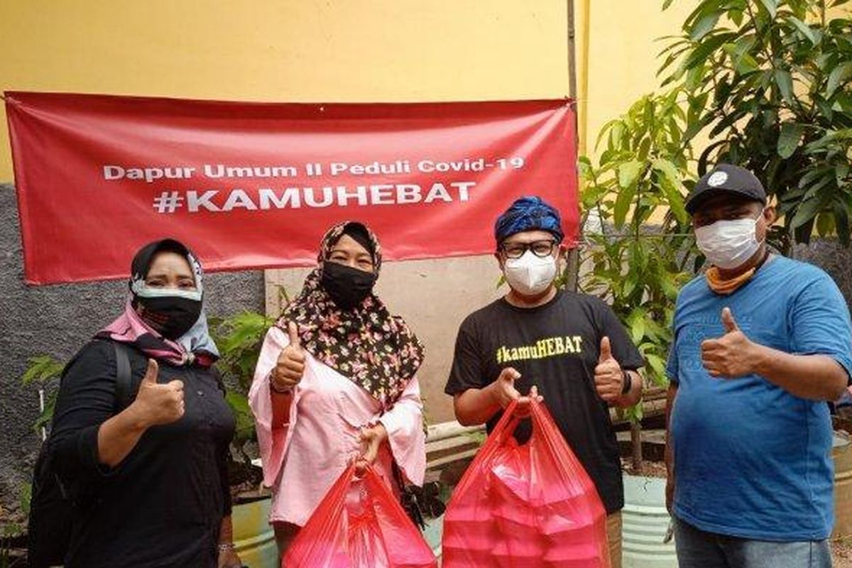 Heri Sempulur (mengenakan ikat kepala berwarna biru) di dapur umum miliknya - Seorang pendeta di Kota Depok, Hari Sempulur, tergerak mendirikan dapur umum untuk membantu para penderita Covid-19 yang sedang isolasi mandiri   