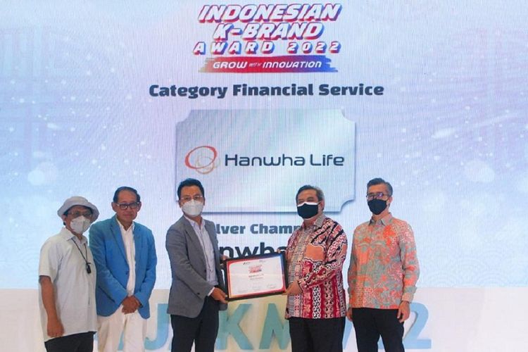 Steven Namkoong, CMSO Hanwha Life Insurance Indonesia (ketiga dari kiri) menerima penghargaan Indonesian K-Brand Award 2022 dari Umar Hadi, Mantan Dubes Indonesia untuk Korea (kedua dari kanan), disaksikan oleh Hermawan Kartajaya, Pendiri MarkPlus, Inc. dan Co-Founder KIMA (kedua dari kiri).