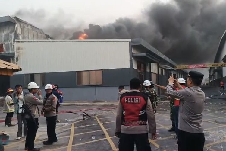 Gudang Pabrik di Kawasan Industri Losarang Indramayu Padam Setelah 6 Jam Terbakar, Polisi Selidiki Penyebabnya