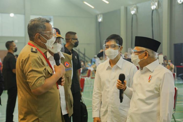 Wakil Presiden (Wapres) Republik Indonesia (RI) Ma?ruf Amin saat meninjau vaksinasi massal di Sport Center Alam Sutera, Kecamatan Serpong Utara, Kota Tangsel, Banten, Selasa (15/6/2021).
