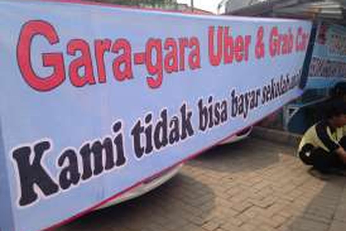 Sopir taksi yang beredar di dekat tol Bandara Soekarno-Hatta arah Jakarta memasang spanduk tanda protes terhadap keberadaan Uber dan Grab yang dianggap mengurangi pendapatan sopir taksi plat kuning, Senin (14/3/2016) pagi. 








