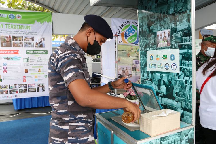 Gerakan sedekah minyak jelantah lewat program Terima Sedekah Minyak Jelantah untuk Mereka (Tersenyum) yang diinisiasi oleh Rumah Sosial Kutub.