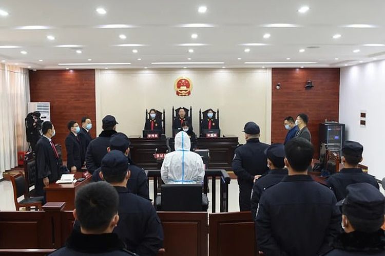 Pembunuh berantai China, Zeng Chunliang, memakai setelan APD lengkap, baju hazmat plus masker saat menghadiri sidang yang menjatuhkan hukuman mati padanya, Senin (11/1/2021) di Yichun, China. Pria berusia 45 tahun itu membunuh tiga orang dengan motif balas dendam.