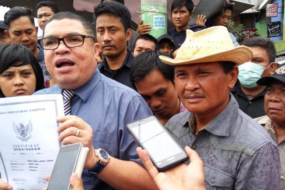 Kuasa hukum warga Kalijodo Razman Arif Nasution bersama Daeng Azis menunjukan bukti kepemilikan sertifikat tanah kepada awak media di kawasan Kalijodo, Penjaringan, Jakarta Utara, Selasa (16/2/2016).
