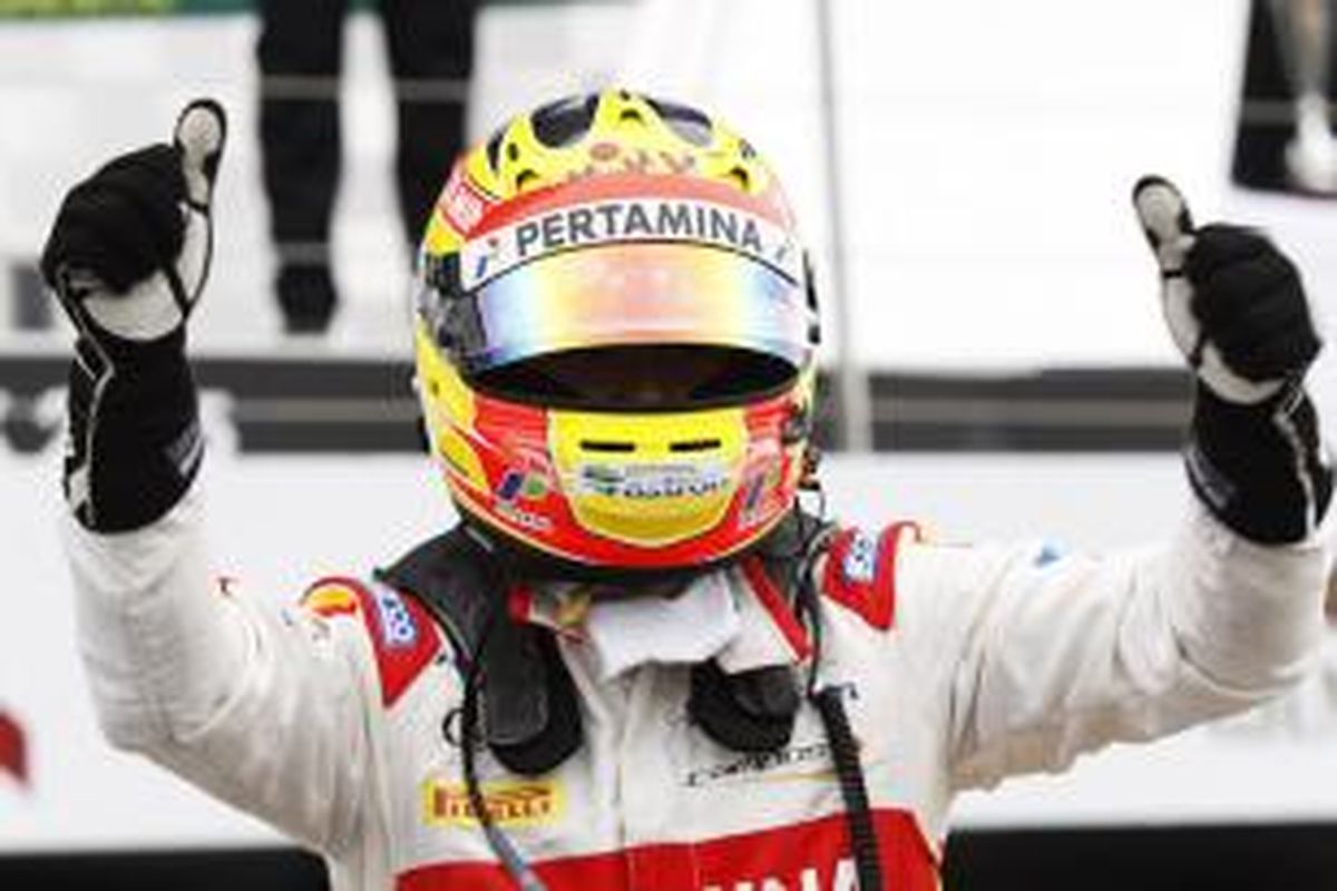 Pebalap Campos Racing asal Indonesia, Rio Haryanto, merayakan kemenangannya pada sprint race GP2 Inggris di Sirkuit Silverstone, Minggu (5/7/2015).