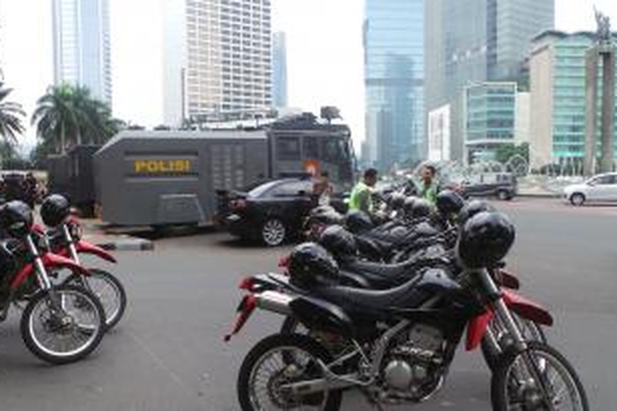 Ratusan personel polisi bersiaga di Bundara HI dalam pengamanan unjuk rasa FUI menolak penyelenggaran Miss World. Sabtu (14/9/2013).