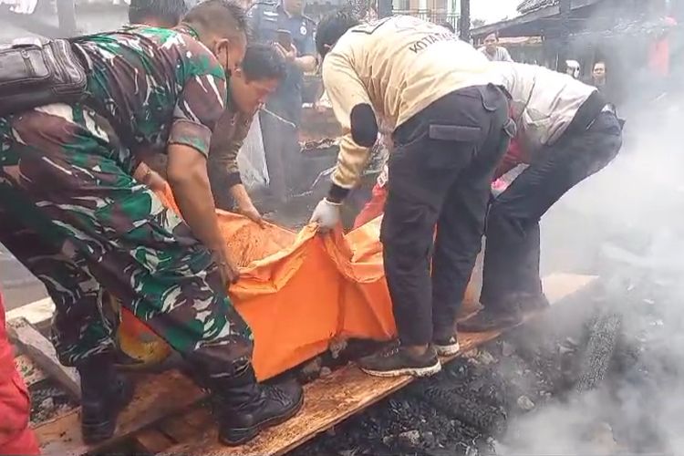 Evakuasi jenazah (75) lansia yang tewas terpanggang di rumahnya yang berada di Jalan KH Wahid Hasyim, Lorong Semendawai 2, RT 043, RW 043, Kelurahan 3-4 Ulu, Kecamatan Seberang Ulu 1, Palembang, Sumatera Selatan, Selasa (30/4/2024).