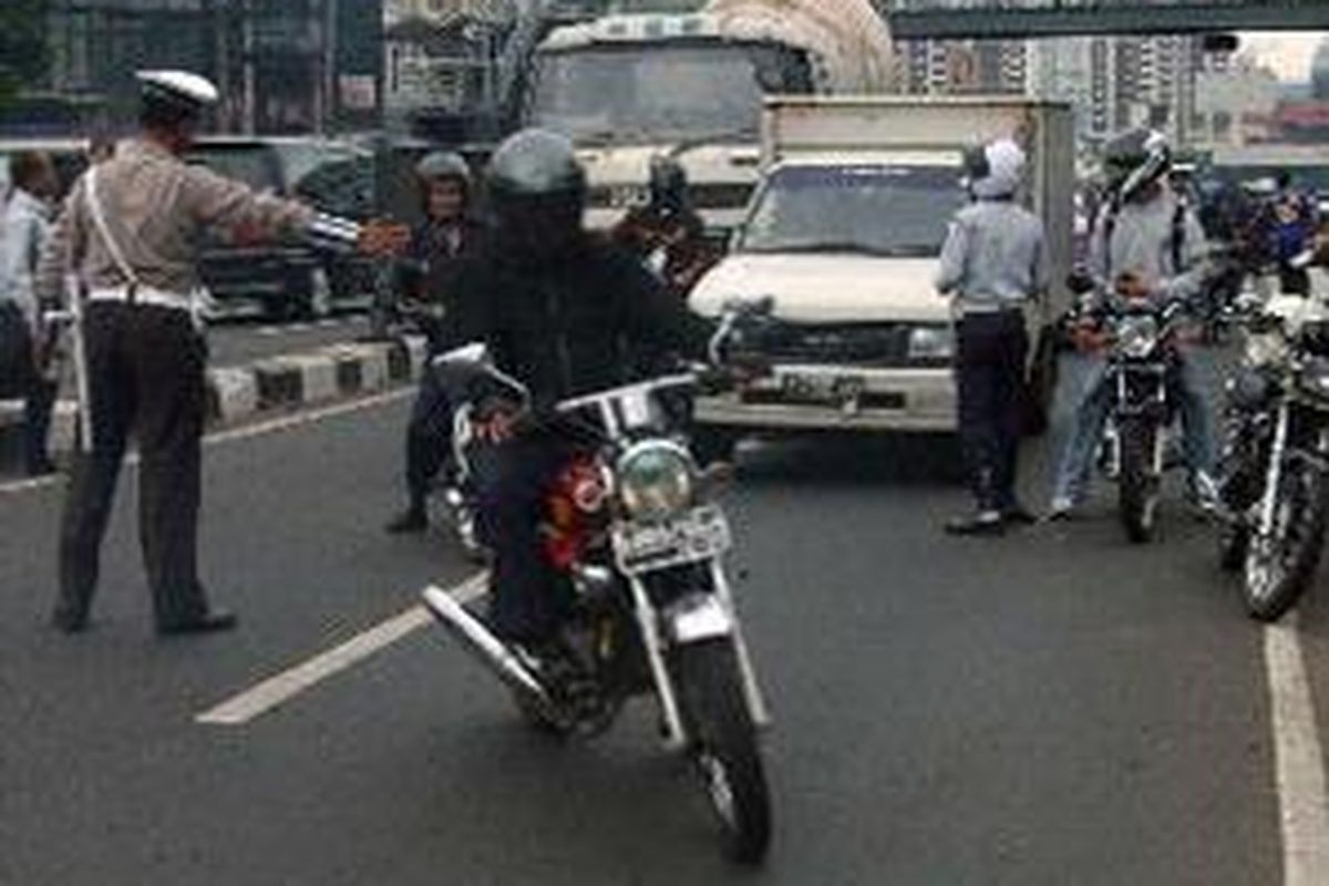Polisi melakukan operasi patuh lalu lintas di sebuah kawasan di Jakarta. 