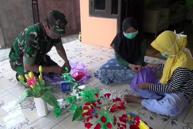 Pelda Karyono memberikan pelatihan pembuatan kerajinan tangan bernilai jual di Desa Pantirejo, Kesesi, Kabupaten Pekalongan Jawa Tengah.