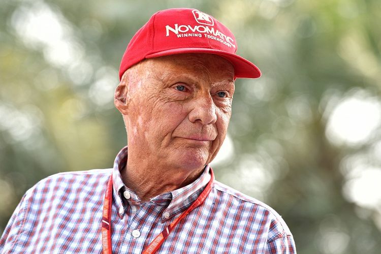 Mantan pebalap Formula 1 sekaligus ketua tim Mercedes, Niki Lauda, berada di paddock Sirkuit Internasional Bahrain, Manama, 14 April 2017.