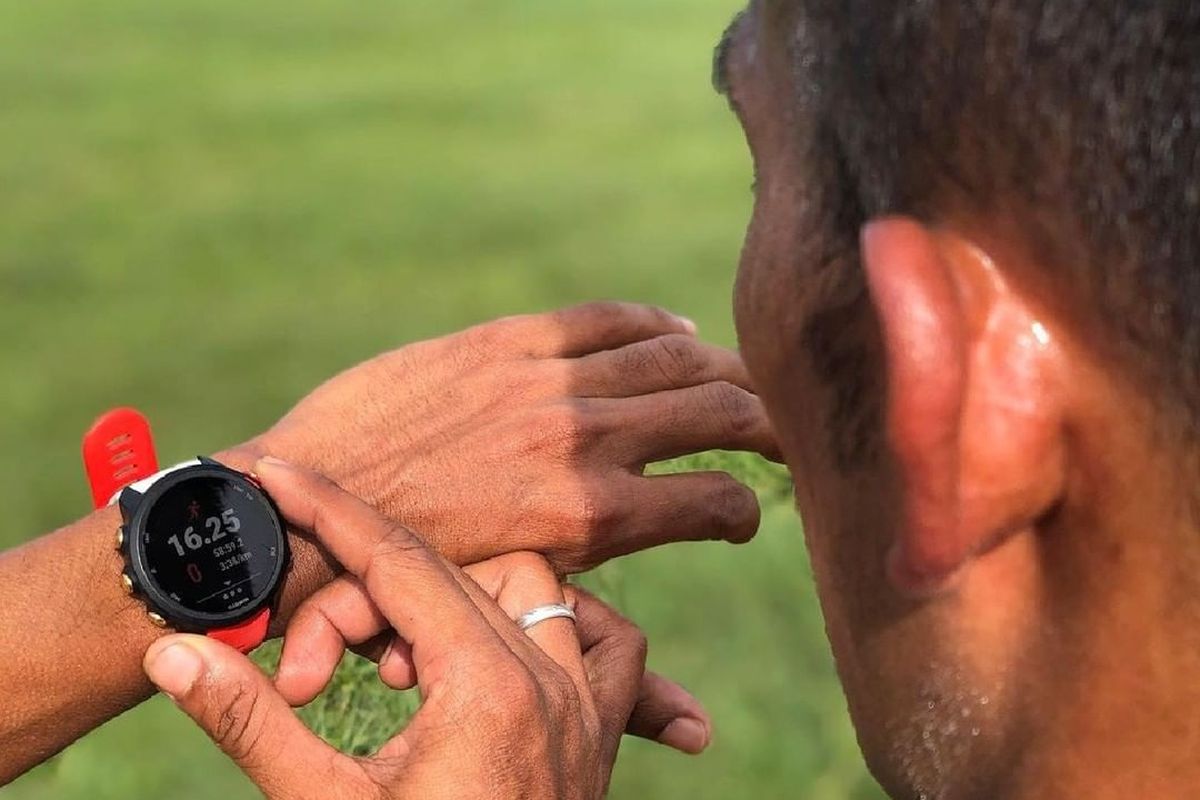 Garmin Forerunner 245, salah satu seri smartwatch Garmin yang dilengkapi fitur Advanced Sleep Monitoring (ASM).