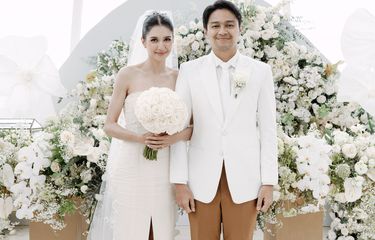 Artis peran Deva Mahenra dan Mikha Tambayong menikah di The Ritz-Carlton, Nusa Dua, Bali, Sabtu (28/1/2023).