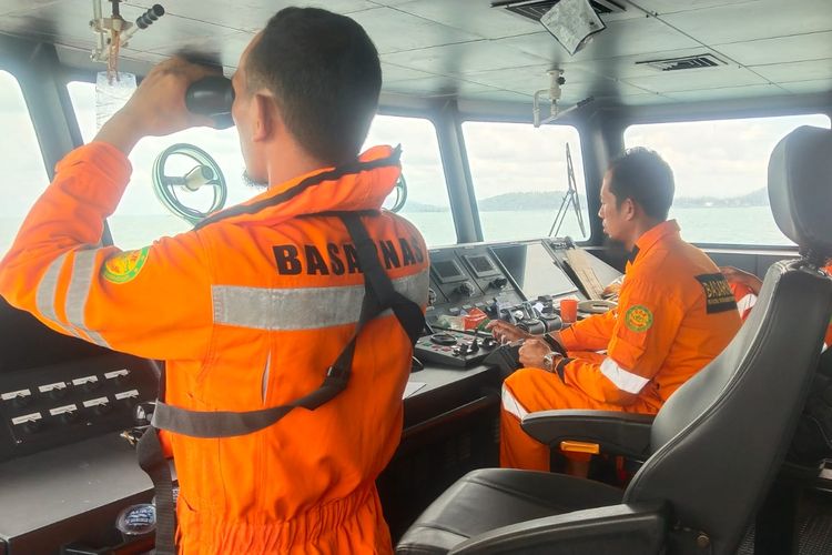 Personil Basarnas mengamati menggunakan teropong dalam upaya pencarian 11 ABK KM Teman Niaga yang tenggelam di Selat Makassar pada, Selasa (22/8/2022) lalu. 