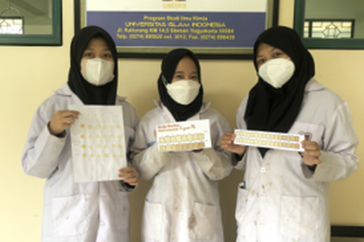 Mahasiswa Universitas Islam Indonesia (UII) Yogyakarta membuat inovasi kulit manggis bisa menjadi alat deteksi logam berat.