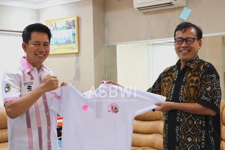 Ketua Umum ASBWI, H Nadalsyah (kiri) dan Dr.R. Isnanta, M.Pd. selaku Deputi Bidang Pembudayaan Olahraga.