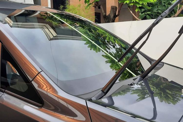 Mitos atau Fakta: Mengangkat Wiper Mobil Saat Parkir Panas?