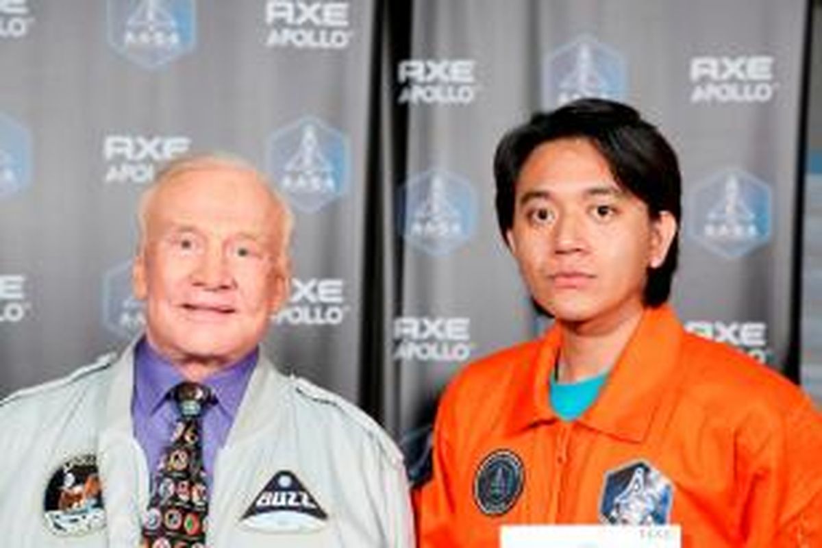Rizman A. Nugraha (kanan) bersama Buzz Aldrin.