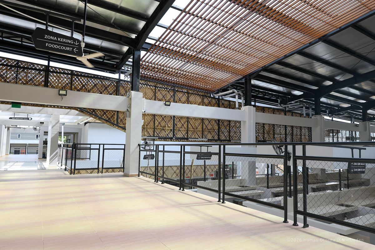 Pasar ini membagi ekosistemnya ke dalam dua gedung utama dengan zonasi yang ketat.&nbsp;Sebanyak 135 pedagang telah menempati kios dan los yang terbagi atas area basah dan kering.
