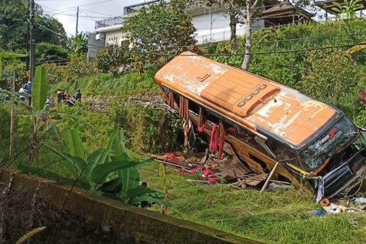 Kondisi kendaraan yang terlibat kecelakaan maut di Baturiti, Tabanan, Sabtu 18 Juni 2022 
