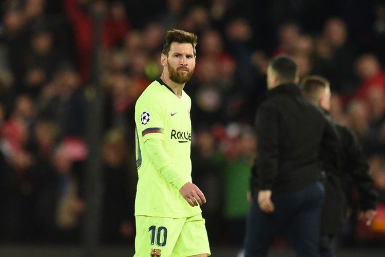 Lionel Messi meninggalkan lapangan Stadion Anfield seusai pertandingan Liverpool vs Barcelona dalam semifinal Liga Champions, 7 Mei 2019. 