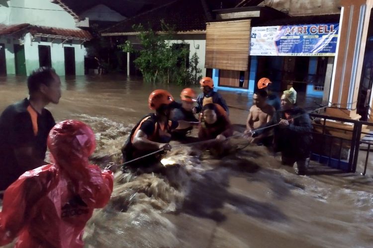 Tim SAR Lampung mengevakuasi warga yang terjebak banjir di Kabupaten Tanggamus, Sabtu (25/5/2024) dini hari.