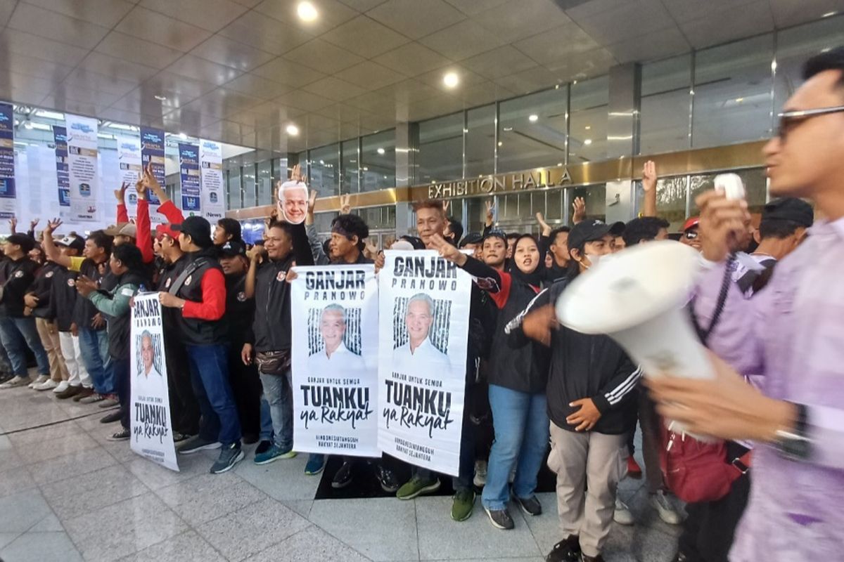 Sejumlah pendukung dari capres-cawapres nomor urut 3 Ganjar Pranowo dan Mahfud MD datang ke Jakarta Convention Center (JCC) Senayan, Gelora, Tanah Abang, Jakarta Pusat, Jumat (22/12/2023).