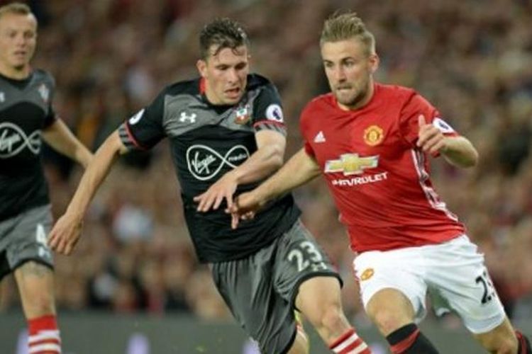 Bek Manchester United, Luke Shaw (kanan), berusaha melewati gelandang Southampton, Pierre-Emile Hojbjerg, dalam pertandingan Premier League di Old Trafford in Manchester pada 19 Agustus 2016. 
