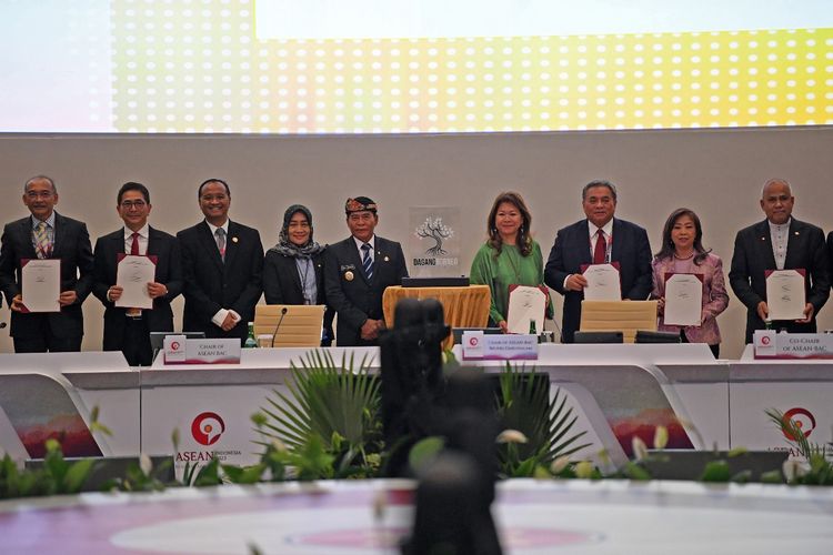 Pertemuan Borneo Business Roundtable (BBR) atau Meja Bundar Bisnis Borneo 2023 yang dihadiri tiga negara ASEAN, yakni Indonesia, Malaysia, dan Brunei Darussalam, di Hotel Sultan, Jakarta, Selasa (5/9/2023). 